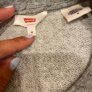 Levi’s Cropped Sweatshirt